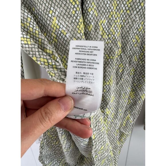 Equipment Femme Essential Silverlin Multi Snakeprint Geo Button-Down Top XS - Picture 12 of 12